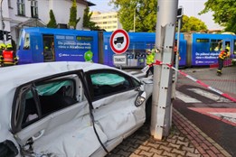 Při kolizi s autem v Ostravě vykolejila tramvaj a narazila do stromu a plotu