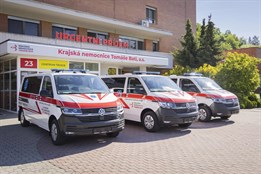 Baťova nemocnice pořídila tři nové sanitky. Jedna je speciálně upravená pro obézní pacienty