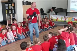 Steve a Maggie navštívili žáky v Jablonném