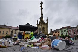 Obyvatelé Uničova třídí málo. Ukázal to rozbor odpadu na náměstí