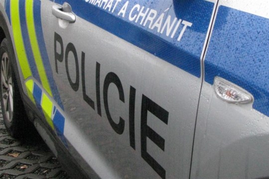 Při přejíždění z jednoho pruhu do druhého se v Plzni srazila dvě auta. Policisté pátrají po svědcích