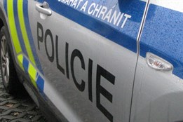 Při přejíždění z jednoho pruhu do druhého se v Plzni srazila dvě auta. Policisté pátrají po svědcích