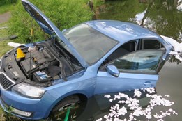 Nehoda u Bochova: Auto po srážce sjelo do rybníka, dvě ženy skončily v nemocnici