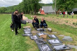 Malá lesní vernisáž otevřela brány novému prostoru i novým jménům