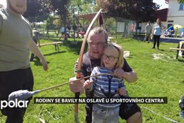 Rodiny se bavily na oslavě u sportovního centra, důvody byly hned dva