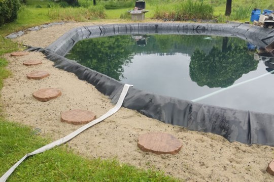 Zahradní jezírko si vychytralec z Bystřice napustil z hydrantu, vodaři mu to spočítali na 30 kubíků