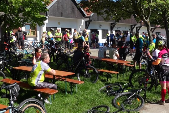 Cyklisté se vydali Na kole dětem jihovýchodním Slováckem