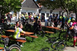 Cyklisté se vydali Na kole dětem jihovýchodním Slováckem