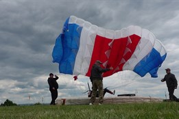 Kyjovský padáček přilákal desítky parašutistů