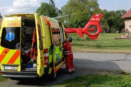 Po pádu z lešení přepravil těžce zraněného muže do nemocnice vrtulník