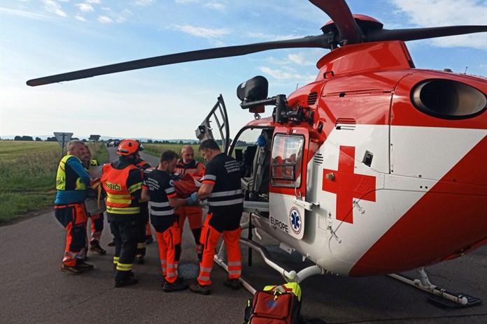V Němčicích se srazila dodávka s motorkou. Na místo letěl vrtulník