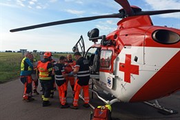 V Němčicích se srazila dodávka s motorkou. Na místo letěl vrtulník