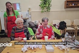 Studenti se učili ze zkušeností našich předků, se seniory konverzovali a stavěli ptačí budky