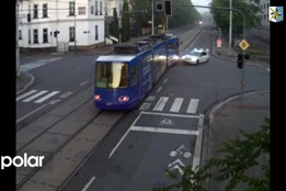 VIDEO: Střet s tramvají a vykolejení v Ostravě zachytila kamera, policie hledá cestující