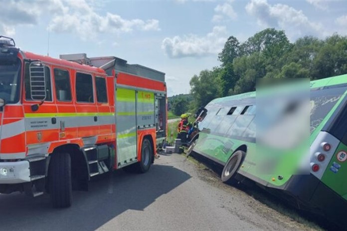 U Staříče havaroval autobus, cestující byli vyproštěni přes okénko řidiče