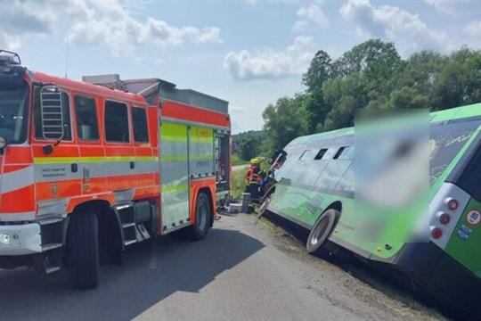 U Staříče havaroval autobus, cestující byli vyproštěni přes okénko řidiče