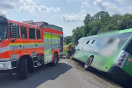 U Staříče havaroval autobus, cestující byli vyproštěni přes okénko řidiče