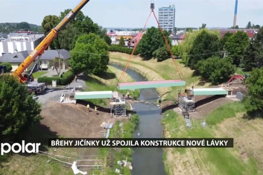 Břehy Jičínky už spojila konstrukce nové lávky, stavba má ale zpoždění