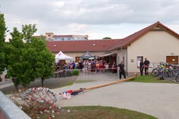 Na závěr dětského dne v Kunovicích pokáceli májku