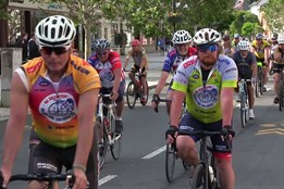 Cyklojízda Na kole dětem zavedla do města přes dvě stě cyklistů