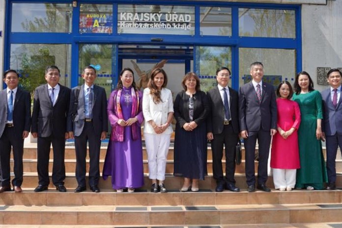 Vietnam a Karlovarský kraj chtějí obnovit spolupráci. Jednali o cestovním ruchu i školství