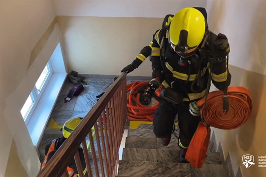 Hasiči trénovali zásah požárů ve výškových budovách