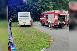 Autobus se školáky havaroval ve Zlatých Horách