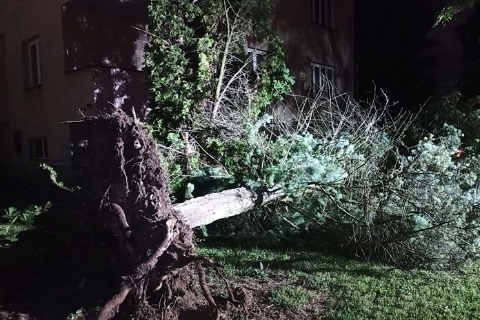 Zlínský kraj potrápily silné bouřky. Hasiči likvidovali škody až do dnešního rána
