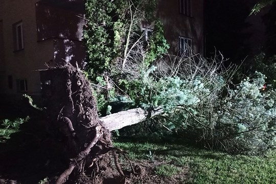 Zlínský kraj potrápily silné bouřky. Hasiči likvidovali škody až do dnešního rána