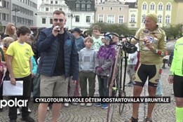 V Bruntále odstartovala tradiční cyklotour Na kole dětem v čele s Josefem Zimovčákem na vysokém kole