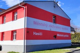 Chodov investuje do bezpečnosti: Dobrovolní hasiči dostanou nový záložní zdroj i dýchací přístroje