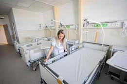 Interna KNTB má za sebou 1. etapu modernizace. Pokoje mají vlastní sociálky i klimatizaci