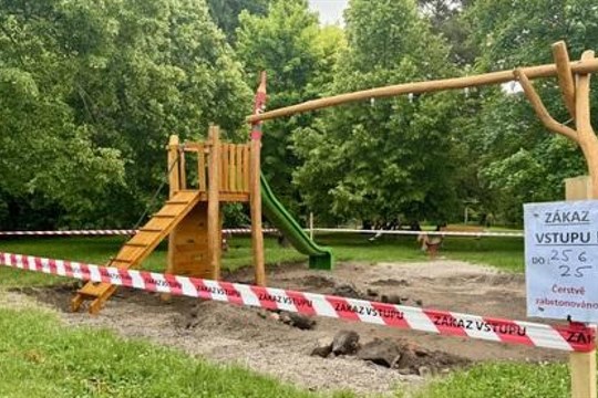 Dětské hřiště v Zámeckém parku v Ostrově prochází proměnou: Bude mít nové prvky