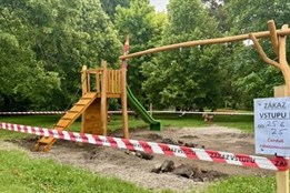 Dětské hřiště v Zámeckém parku v Ostrově prochází proměnou: Bude mít nové prvky