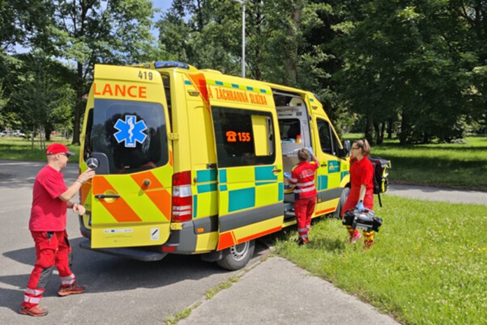 Záchranáři ošetřovali sraženého cyklistu a bruslaře, oba muži se vážně zranili