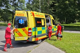 Záchranáři ošetřovali sraženého cyklistu a bruslaře, oba muži se vážně zranili