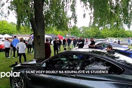 BEZ KOMENTÁŘE: Silné vozy dojely na koupaliště ve Studénce