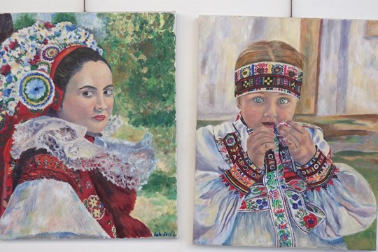 Krása přírody a kroje Slovácka rozzářily foyer Domu kultury