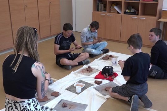 Žáci se ve výtvarné výchově učí vyjádřit pocity a myšlenky metodou artefiletiky