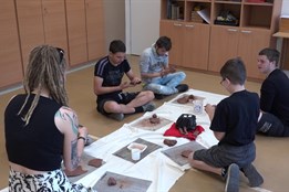 Žáci se ve výtvarné výchově učí vyjádřit pocity a myšlenky metodou artefiletiky