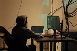 Podvodník lákal z lidí peníze přes komunikační aplikaci. Vydával se za jejich příbuzné