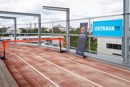Ostravská univerzita inovovala běžecký ovál na střeše Pedagogické fakulty