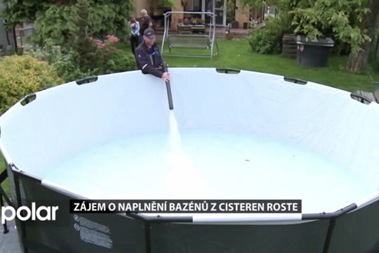 Lidé si stále častěji nechávají naplnit bazén z cisterny vodárenskou společností