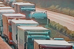 Kolona nákladních vozidel na D5 před hraničním přechodem Rozvadov