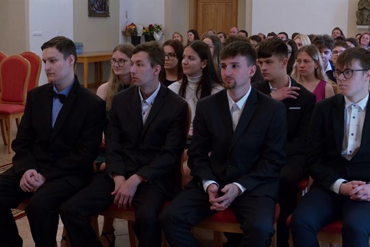 Žáci OA a SŠP získali poprvé maturitní vysvědčení v obřadní síni radnice