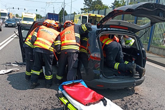 Při vážné nehodě ve Zlíně-Malenovicích se zranilo šest lidí. Na místo letěl vrtulník