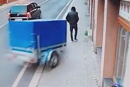 VIDEO: Muže na chodníku smetl odpojený vozík: Do nemocnice ho transportoval vrtulník