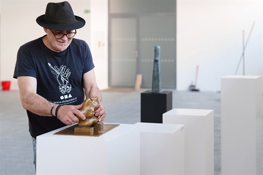 V krajské galerii vystavuje významný český sochař Radim Hanke
