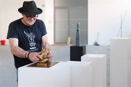 V krajské galerii vystavuje významný český sochař Radim Hanke