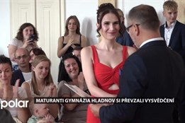 Maturanti Gymnázia Hladnov si převzali poslední vysvědčení, zkoušku zvládli levou zadní